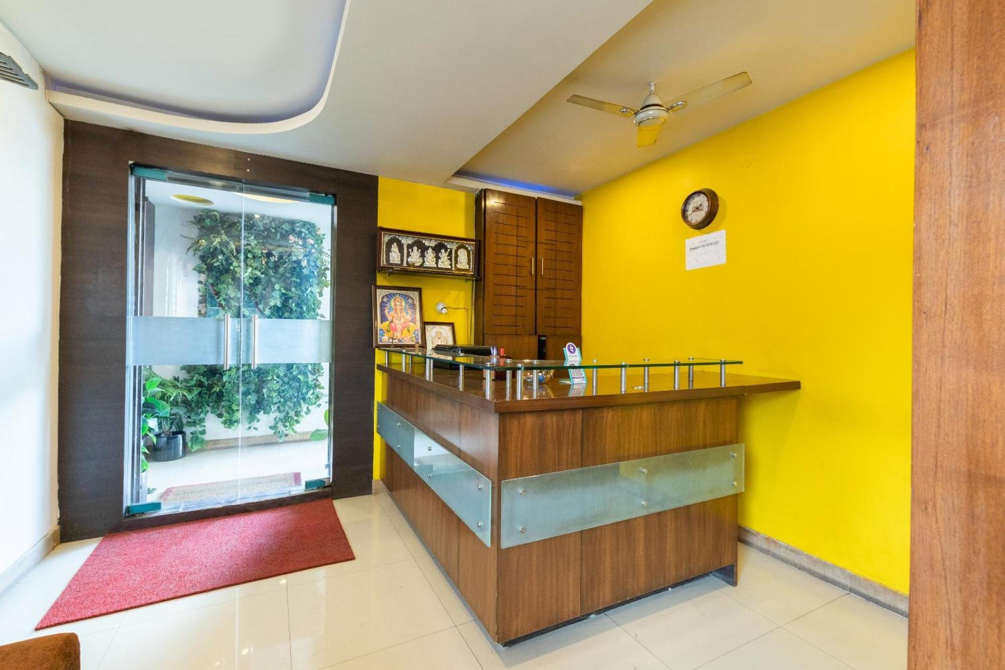 होटल 71863 The Red Velvet Opposite Novel Office Marathahalli Bridge. Bangalore